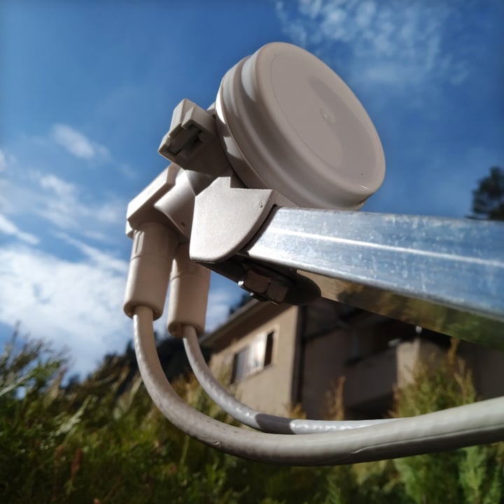 Dettaglio dell'illuminatore LNB - Parabola puntata su Hotbird 13E