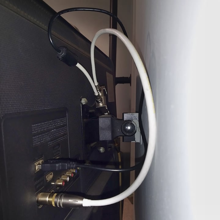 Inseritore USB 5V montato dietro TV